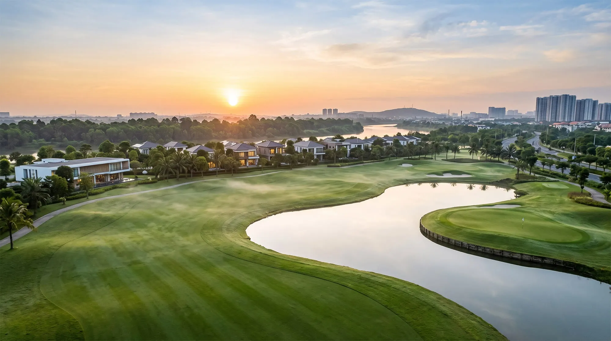 Một trong hai sân golf 18 lỗ đạt chuẩn quốc tế, xen kẽ giữa các dải cây xanh nội khu Sân golf 18 lỗ tiêu chuẩn quốc tế tại Vinhomes Global Sportia